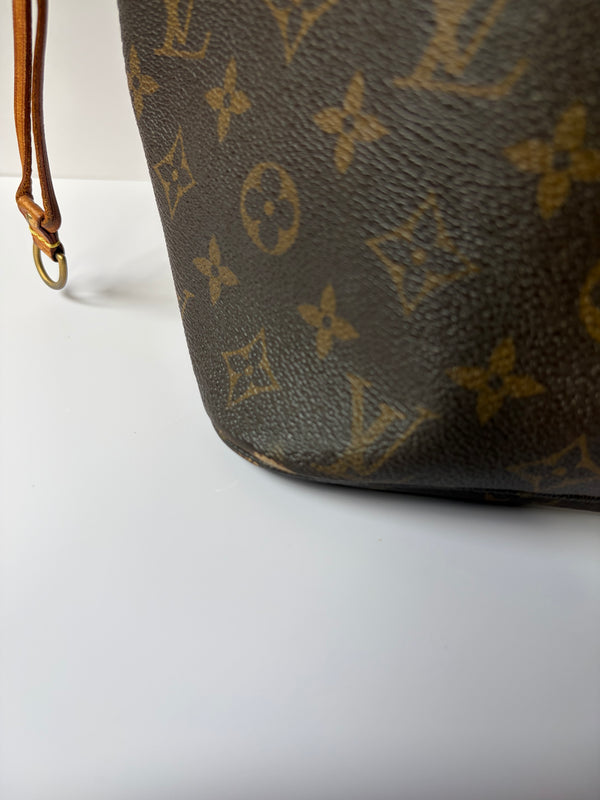 Louis Vuitton Neverfull MM in Monogram Canvas