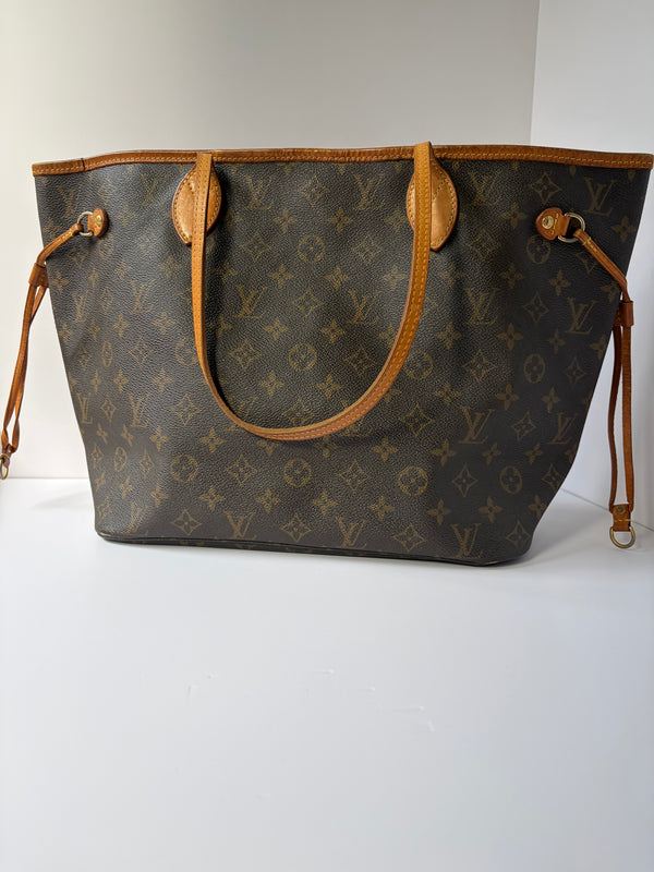 Louis Vuitton Neverfull MM in Monogram Canvas
