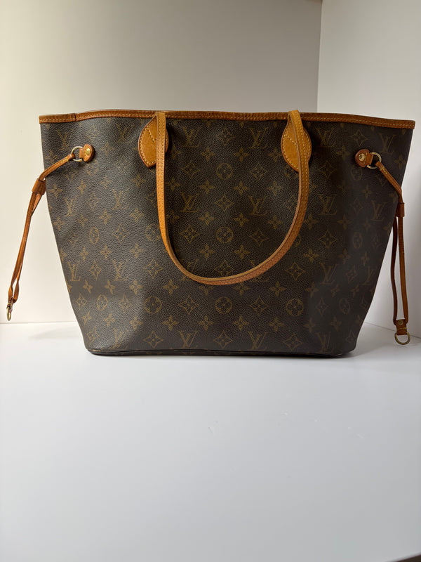 Louis Vuitton Neverfull MM in Monogram Canvas