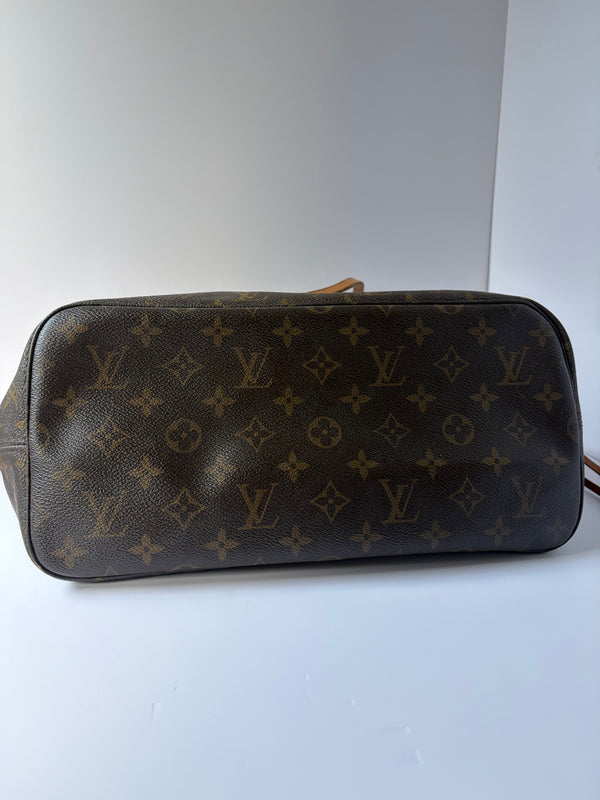 Louis Vuitton Neverfull MM in Monogram Canvas