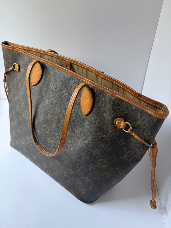 Louis Vuitton Neverfull MM in Monogram Canvas