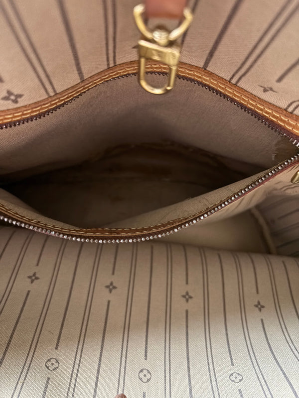 Louis Vuitton Neverfull MM in Monogram Canvas